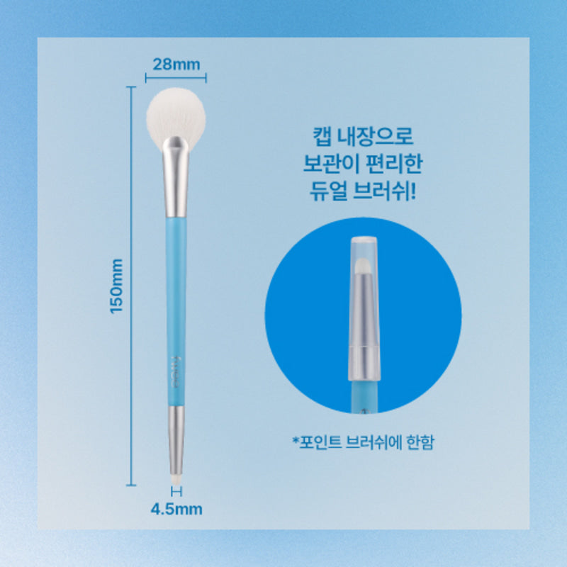fwee Featherlight Dual Highlighter Brush แปรงไฮไลท์ 2 หัวในด้ามเดียว! รวมทั้งแปรงทรงพัด (Fan) และแปรงหัวพุ่ม (Point) ให้คุณสร้างมิติบนใบหน้าได้สวยเป๊ะในชิ้นเดียว #FeatherlightDualHighlighterBrush_듀얼브러쉬