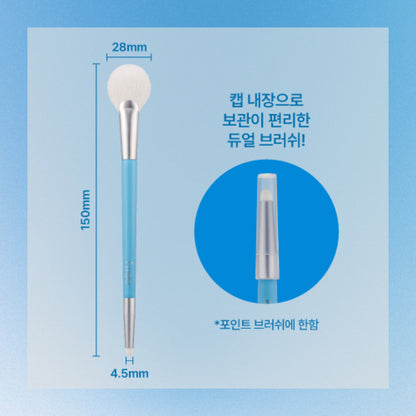 fwee Featherlight Dual Highlighter Brush แปรงไฮไลท์ 2 หัวในด้ามเดียว! รวมทั้งแปรงทรงพัด (Fan) และแปรงหัวพุ่ม (Point) ให้คุณสร้างมิติบนใบหน้าได้สวยเป๊ะในชิ้นเดียว #FeatherlightDualHighlighterBrush_듀얼브러쉬