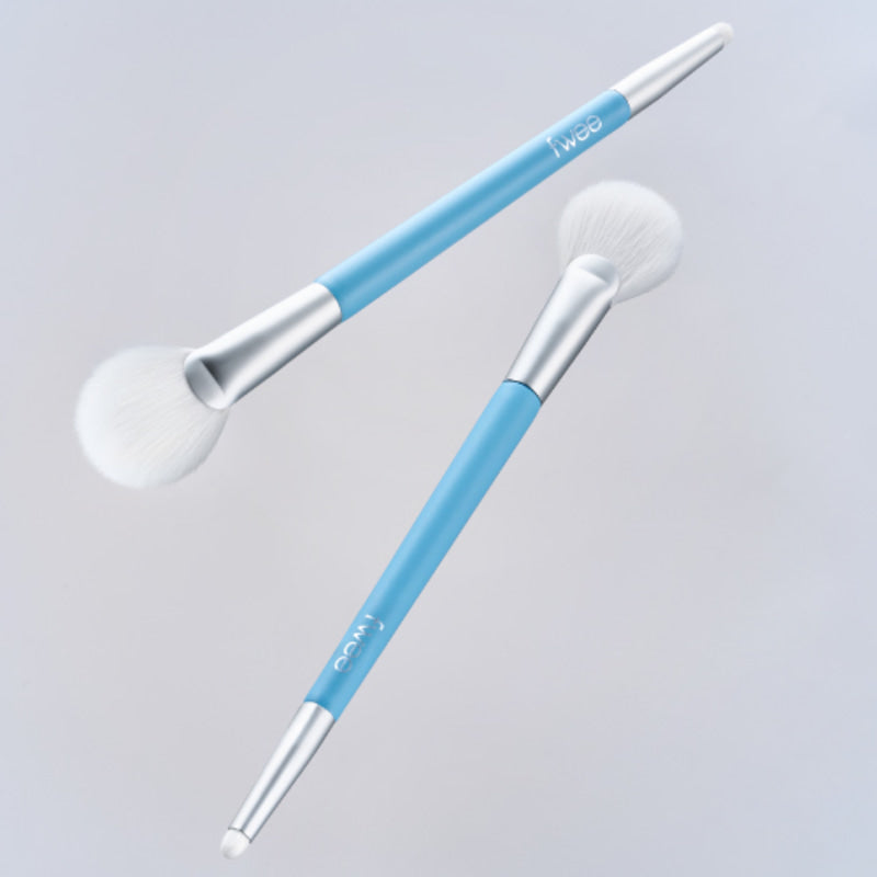 fwee Featherlight Dual Highlighter Brush แปรงไฮไลท์ 2 หัวในด้ามเดียว! รวมทั้งแปรงทรงพัด (Fan) และแปรงหัวพุ่ม (Point) ให้คุณสร้างมิติบนใบหน้าได้สวยเป๊ะในชิ้นเดียว #FeatherlightDualHighlighterBrush_듀얼브러쉬