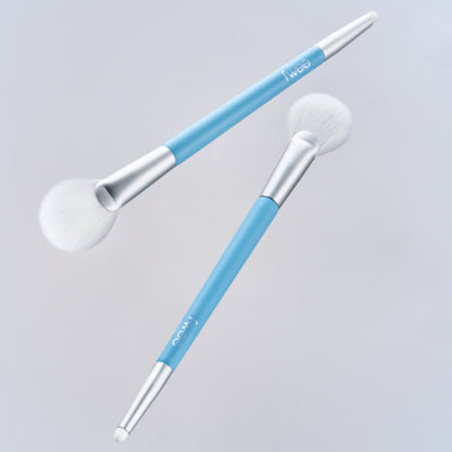 fwee Featherlight Dual Highlighter Brush แปรงไฮไลท์ 2 หัวในด้ามเดียว! รวมทั้งแปรงทรงพัด (Fan) และแปรงหัวพุ่ม (Point) ให้คุณสร้างมิติบนใบหน้าได้สวยเป๊ะในชิ้นเดียว #FeatherlightDualHighlighterBrush_듀얼브러쉬