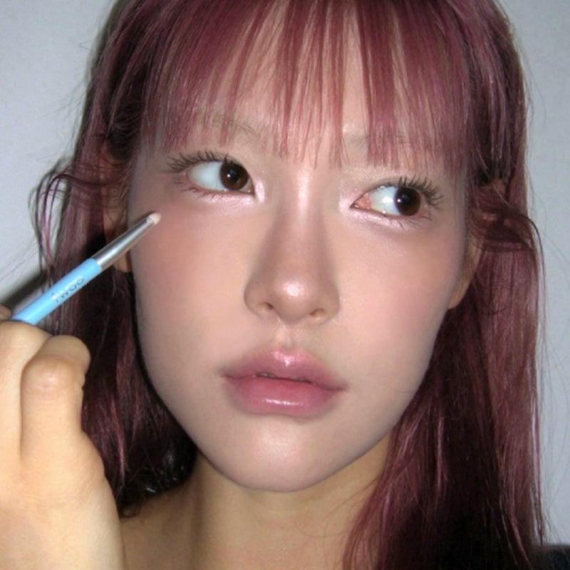 fwee Featherlight Dual Highlighter Brush แปรงไฮไลท์ 2 หัวในด้ามเดียว! รวมทั้งแปรงทรงพัด (Fan) และแปรงหัวพุ่ม (Point) ให้คุณสร้างมิติบนใบหน้าได้สวยเป๊ะในชิ้นเดียว #FeatherlightDualHighlighterBrush_듀얼브러쉬